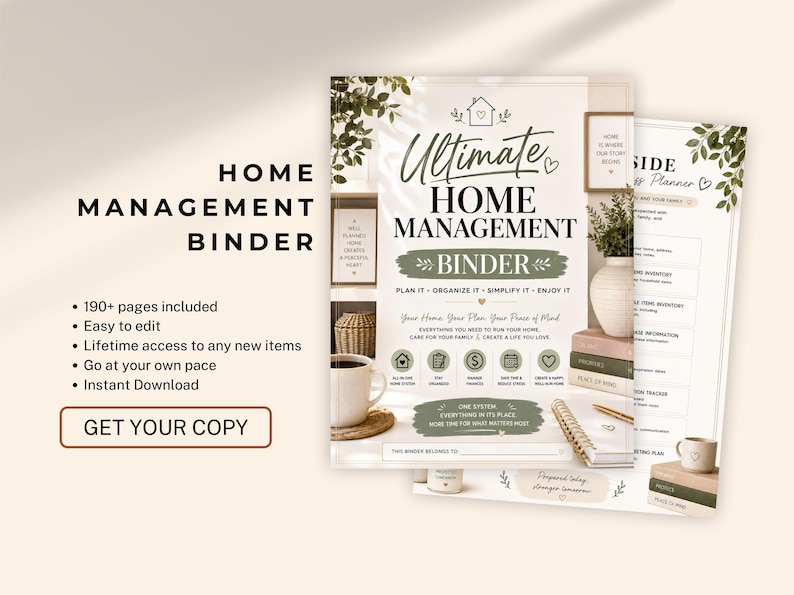 Op de afbeelding: Een huishoudmap met een omslag met de tekst Ultimate Home Management Binder, Plan It, Organize It, Simplify It, Enjoy It en Your Home, Your Plan, Your Peace of Mind. Het ontwerp bevat groene bladeren, iconen en een neutraal kleurenpalet.