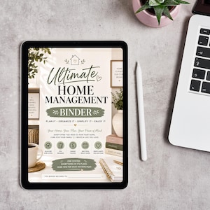 Op de afbeelding: Een digitale tablet met een voorpagina getiteld Ultimate Home Management Binder. Het ontwerp bevat saliegroene accenten, iconen voor huis, financi&euml;n en planning, en tekst op een lichte achtergrond.