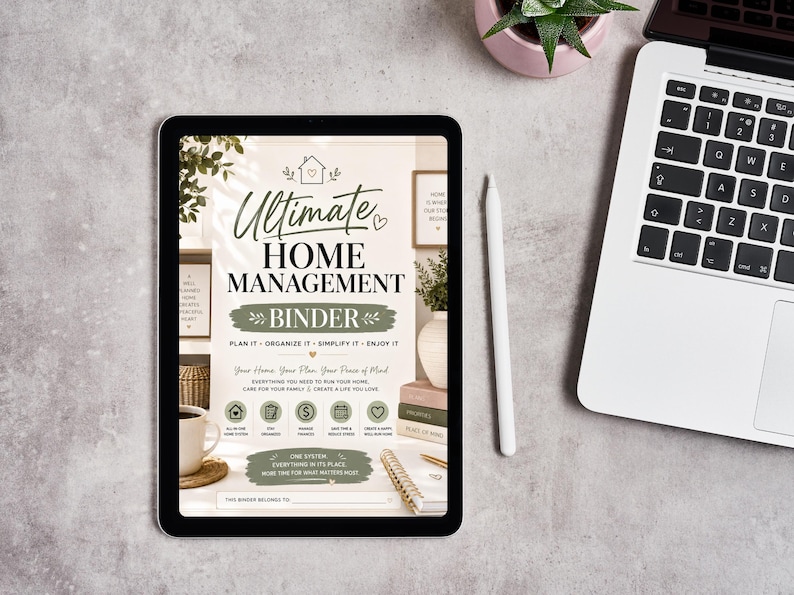 Op de afbeelding: Een digitale tablet met een voorpagina getiteld Ultimate Home Management Binder. Het ontwerp bevat saliegroene accenten, iconen voor huis, financi&euml;n en planning, en tekst op een lichte achtergrond.