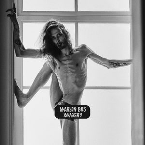 Jam Sessions de edición limitada 2017 - Dennis, arte masculino sensual en blanco y negro, arte gay, firmado y enmarcado (50,8 x 86,6 cm)