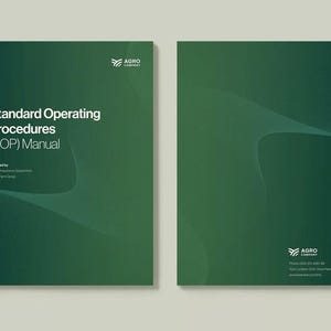 Puede incluir: Dos manuales verdes con el texto "Standard Operating Procedures (SOP) Manual" en la portada. La cubierta tiene un dise&ntilde;o degradado con un sutil patr&oacute;n de ondas. La contraportada presenta el logotipo de la empresa e informaci&oacute;n de contacto.