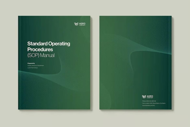 Puede incluir: Dos manuales verdes con el texto "Standard Operating Procedures (SOP) Manual" en la portada. La cubierta tiene un dise&ntilde;o degradado con un sutil patr&oacute;n de ondas. La contraportada presenta el logotipo de la empresa e informaci&oacute;n de contacto.