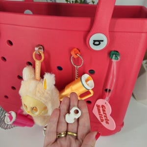 Accesorio compatible con Bogg Plug, Bogg Bag, etiqueta de equipaje, clip de montaje, llavero, organización de gafas, bolsa de playa, regalos de verano