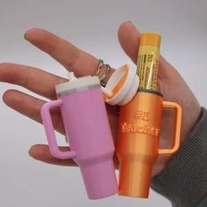 porte-clés baume à lèvres | Accessoire pour gobelet Stanley avec couvercle amovible | Bâton à baume EOS parfait pour un anniversaire ou des fêtes Burt&#39;s Bees Gloss