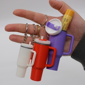 Llavero con vaso Stanley en miniatura, sólido o con tapa extraíble, accesorio de regalo para fiestas, taza de cumpleaños, bálsamo labial, regalo para ella