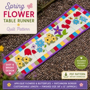 Op de afbeelding: Een kleurrijk tafelkleed quiltpatroon met lentebloemen. Het ontwerp toont geappliqueerde bloemen en vlinders met een patchwork rand. Afmeting is ongeveer 147 cm lang bij 30 cm breed.