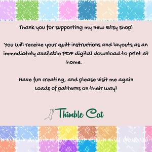 K&ouml;nnte beinhalten: Ank&uuml;ndigung zum digitalen Download mit pastellfarbenem Patchwork-Hintergrund. Der Text lautet "Vielen Dank f&uuml;r die Unterst&uuml;tzung meines neuen Etsy-Shops!" und enth&auml;lt Details zu Quiltanleitungen und Layouts, die als PDF-Download verf&uuml;gbar sind. Das Thimble Cat-Logo befindet sich unten.