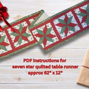 Peut inclure: Chemin de table matelassé avec un motif d'étoile rouge et verte, d'environ 157 cm de long et 30 cm de large. Le chemin de table a une bordure rouge et un motif floral. Une boîte cadeau rouge et un paquet emballé sont également présents.