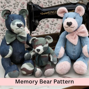 Puede incluir: Tres osos de peluche hechos a mano con mezclilla y telas estampadas. Un oso tiene un lazo rosa, otro una pajarita verde y el tercero una bufanda. Los osos están sobre una mesa con útiles de costura y una máquina de coser vintage. El texto "Memory Bear Pattern" está en la parte inferior.