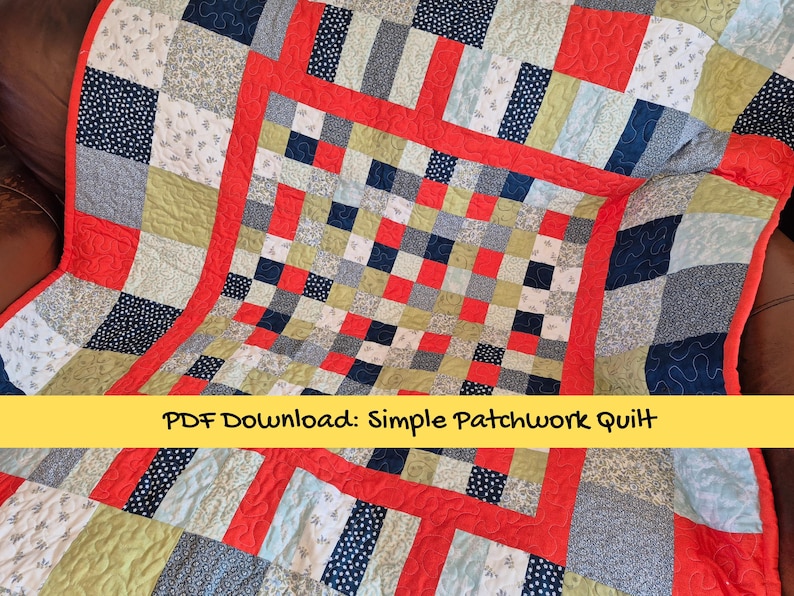 K&ouml;nnte beinhalten: Ein Patchwork-Quilt mit rotem Rand und einer Vielzahl von quadratischen und rechteckigen Flicken in Rot, Marine, Grau und Creme. Der Quilt hat ein einfaches Design und den Text "PDF Download: Simple Patchwork Quilt".