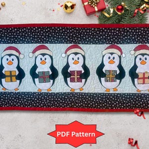 Könnte beinhalten: Ein weihnachtlicher Tischläufer mit fünf Cartoon-Pinguinen, die Weihnachtsmützen tragen und Geschenke halten. Die Pinguine befinden sich auf einem hellblauen Hintergrund, mit einem schwarz-weißen Schneeflockenmuster und roter Bordüre. Der Text "PDF Pattern" steht in einem roten Banner.