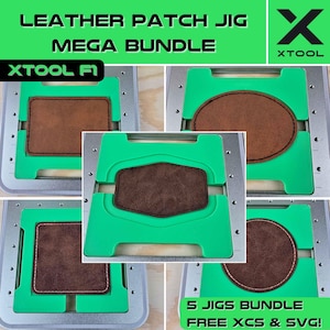 Può includere: Un set di cinque dime per patch in pelle, ciascuna con una patch in pelle marrone di varie forme. Le dime sono verdi e argentate, con il testo "LEATHER PATCH JIG MEGA BUNDLE" e "XTOOL" in verde e bianco.