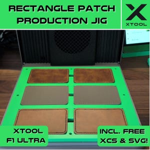 Op de afbeelding: Een groene productie jig met zes rechthoekige sleuven voor lederen patches. De jig is gelabeld "Rectangle Patch Production Jig" en "XTOOL F1 ULTRA". De tekst "INCL. FREE XCS & SVG!" is ook zichtbaar.