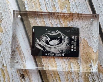 "Geburtskarte ""Ultraschall"" von Mutter und Kind mit Gravur und Acrylrahmen."