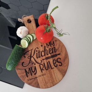 Personalisiertes Schneidebrett aus Akazienholz: Charcuterie Board mit Gravur