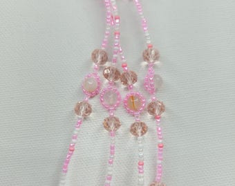 Puede incluir: Un collar de cuentas rosa y blanco con cuentas de cristal y un colgante en forma de corazón.