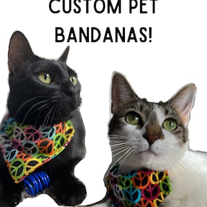 Könnte beinhalten: Zwei Katzen tragen bunte Bandanas mit Friedenssymbolen. Der Text "CREATE YOUR OWN CUSTOM PET BANDANAS!" befindet sich oben im Bild.