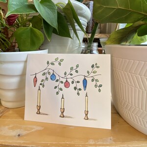 Velas festivas e cartão de enfeite