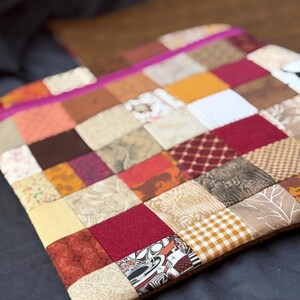 Projektväska för korsstygn i lapptäcke 13,5 x 12,5 - Vintagetyger - rödbruna, bruna, beige, magentafärgade blixtlås
