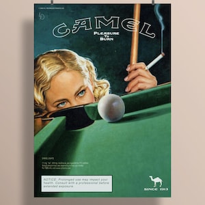 Könnte beinhalten: Vintage Camel Zigaretten-Poster mit einer Frau beim Billard, mit einer brennenden Zigarette und dem Text "Pleasure to Burn". Das Poster hat ein grünes und blaugrünes Farbschema, mit dem Camel-Logo und einem Warnhinweis.