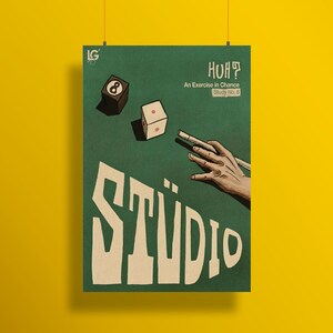 Może przedstawiać: Plakat z zielonym tłem przedstawiający kości, dłoń trzymającą kij bilardowy i słowo "STUDIO" dużymi, stylizowanymi literami. Obecny jest r&oacute;wnież tekst "HOH? An Exercise in Chance Study No. 8".