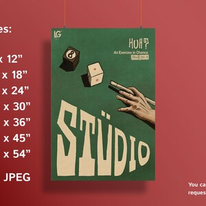 Może przedstawiać: Plakat w stylu vintage z zielonym tłem, przedstawiający ilustrację kuli 8, kostki do gry i dłoni z kijem bilardowym. Słowo "STUDIO" jest wyświetlane w stylizowanej czcionce. Plakat zawiera r&oacute;wnież tekst "HOH? An Exercise in Chance Study No. 8."