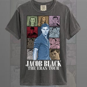Puede incluir: Camiseta color pimienta con una cuadrícula de imágenes y un retrato central de Jacob Black. La camiseta incluye el texto "JACOB BLACK THE ERAS TOUR" en blanco. La camiseta es de la marca Comfort Colors.