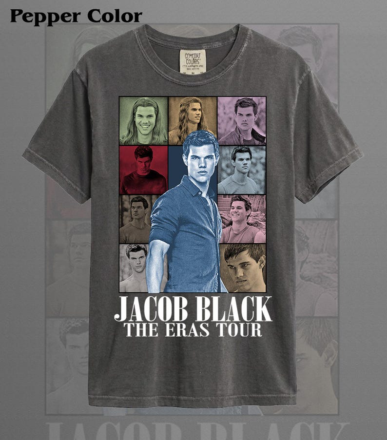 Pode incluir: Camiseta cor pimenta com uma grade de imagens e um retrato central de Jacob Black. A camiseta inclui o texto "JACOB BLACK THE ERAS TOUR" em branco. A camiseta &eacute; da marca Comfort Colors.