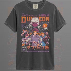 Peut inclure: Un t-shirt couleur graphite avec une impression graphique de Delicious in Dungeon. Le design comprend plusieurs personnages de style anime, le texte Delicious in Dungeon, des caractères japonais et la phrase IS EATING MONSTERS SOME SICK FANTASY OF YOURS?