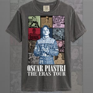 Puede incluir: Camiseta color pimienta con una cuadrícula de imágenes de Oscar Piastri. La imagen central muestra a Piastri con un traje de carreras azul. El texto "OSCAR PIASTRI THE ERAS TOUR" está impreso debajo.