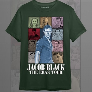 Pode incluir: T-shirt verde floresta com uma colagem de imagens de Jacob Black. O texto "JACOB BLACK THE ERAS TOUR" est&aacute; impresso em branco. A camisa &eacute; feita de um material macio e tem gola redonda.