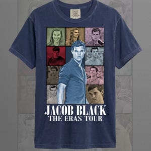 Pode incluir: T-shirt azul marinho com um gr&aacute;fico de Jacob Black de "The Eras Tour". O design inclui v&aacute;rias imagens da personagem e o texto "JACOB BLACK THE ERAS TOUR" em branco. A camisa &eacute; da marca Comfort Colors.
