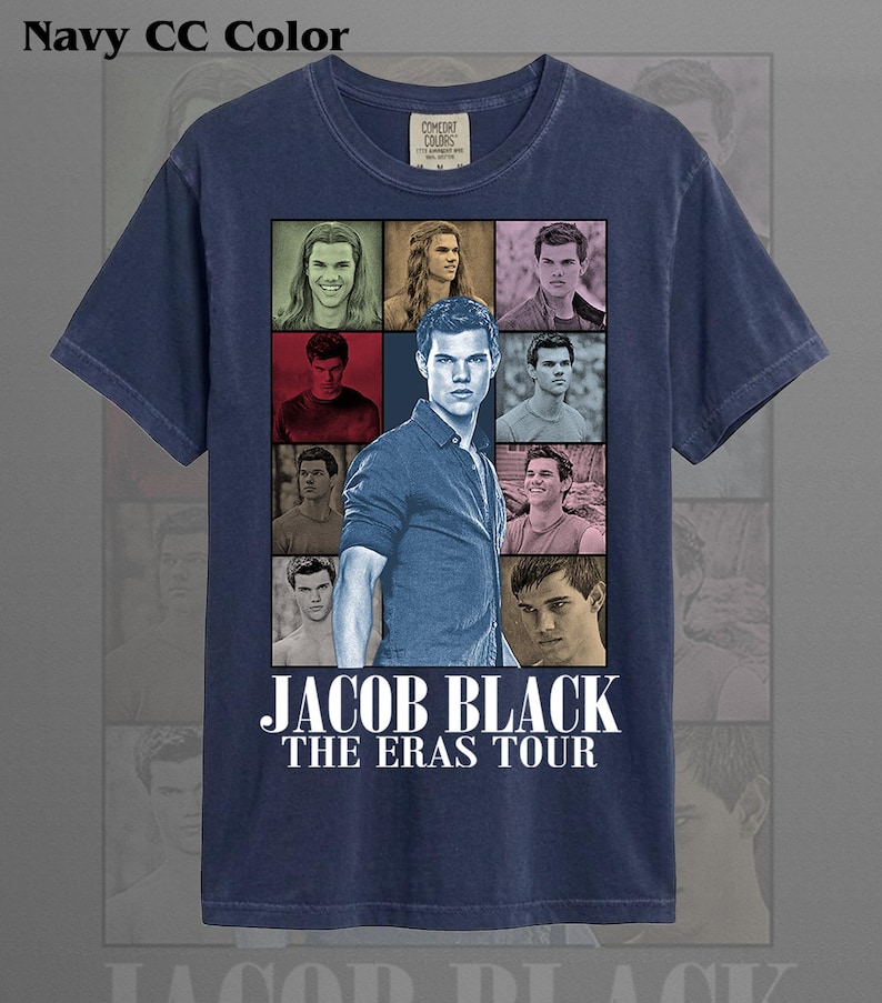 Pode incluir: T-shirt azul marinho com um gr&aacute;fico de Jacob Black de "The Eras Tour". O design inclui v&aacute;rias imagens da personagem e o texto "JACOB BLACK THE ERAS TOUR" em branco. A camisa &eacute; da marca Comfort Colors.