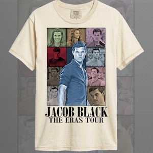 Pode incluir: Camiseta cor marfim com uma grade de imagens de Jacob Black. A imagem central &eacute; um retrato de Jacob Black com uma camisa azul. O texto "JACOB BLACK THE ERAS TOUR" est&aacute; impresso abaixo.