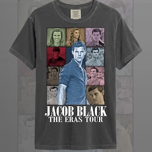 Pode incluir: Camiseta cinza grafite com uma grade de imagens de Jacob Black, com uma imagem central dele em uma camisa azul. O texto "JACOB BLACK THE ERAS TOUR" est&aacute; impresso abaixo. A camiseta tem gola redonda e mangas curtas.
