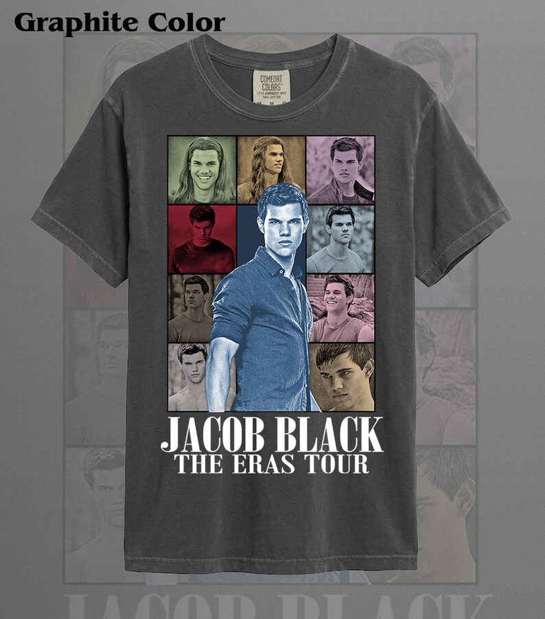 Pode incluir: Camiseta cinza grafite com uma grade de imagens de Jacob Black, com uma imagem central dele em uma camisa azul. O texto "JACOB BLACK THE ERAS TOUR" est&aacute; impresso abaixo. A camiseta tem gola redonda e mangas curtas.