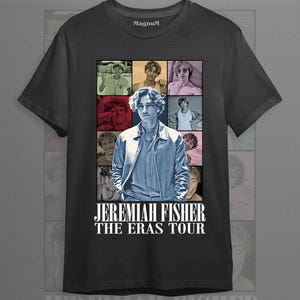 Pode incluir: T-shirt preto com um design que apresenta várias imagens de Jeremiah Fisher, com o texto "JEREMIAH FISHER THE ERAS TOUR". O nome da marca "Magnum" está impresso na parte superior da camiseta.