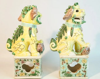 中国皇帝の守護獅子、翡翠グリーン樹脂製「福犬」置物、木製スタンド 