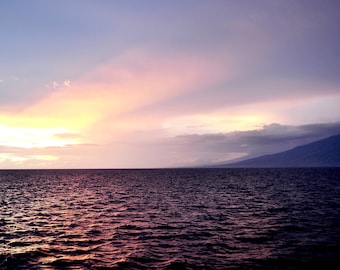 minimalistische wanddecoratie digitale download, uitzicht op de zonsopgang, zee en bergen op het eiland Lombok, perfect voor de trend van dit jaar