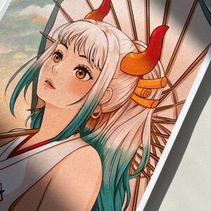 Op de afbeelding: Een digitale illustratie van een vrouw met lang wit en turquoise haar, die een witte kimono draagt met rode accenten. Ze heeft rode en oranje hoorns en kijkt naar de hemel. De achtergrond is een lichtblauwe lucht met witte wolken.