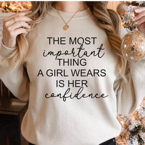 La cosa più importante che una ragazza indossa è la fiducia in formato SVG PNG, Be Brave in formato SVG, Mamma in formato SVG, Caffè in formato SVG, Popolare in formato SVG, Tumbler in formato SVG, Cricut Cut File