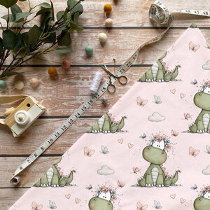 niedlicher Dino Stoff Meterware – Jersey, Musselin, Baumwolle | Kinderstoffe OEKO-TEX | Mädchenstoff Dinosaurier rosa