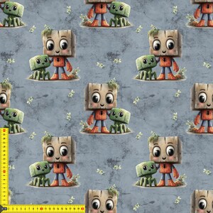 Könnte beinhalten: Ein sich wiederholendes Muster mit Zeichentrickfiguren mit Holzblockköpfen, orangefarbenen und blauen Outfits und einem Spinnenemblem. Jeder Charakter ist mit einem grünen, blockartigen Begleiter gepaart. Der Hintergrund ist ein strukturiertes, gedämpftes Blau mit kleinen floralen Akzenten.