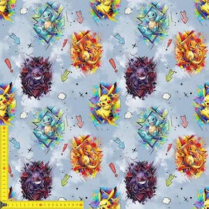 Könnte beinhalten: Ein sich wiederholendes Muster mit farbenfrohen Illustrationen von Pokémon-Charakteren, darunter Pikachu, Squirtle, Charmander und Gengar, vor einem hellblauen, wolkigen Hintergrund. Das Design enthält geometrische Formen, Pfeile und Ausrufezeichen.