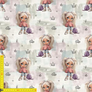 Könnte beinhalten: Stoff mit einem sich wiederholenden Muster eines Cartoon-Mädchens in einem rosa Kapuzenpullover, blauen Jeans und Turnschuhen, mit einem lila Rucksack. Der Hintergrund hat Pinselstriche in Pastellfarben, Kronen, Blitze und den Text "cute trouble".