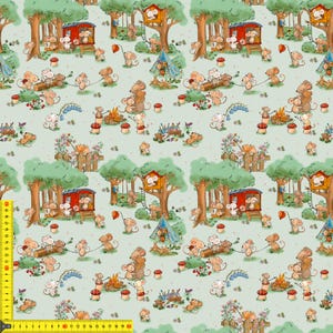 Könnte beinhalten: Ein sich wiederholendes Muster mit Cartoon-Mäusen in einer Waldszene. Das Design umfasst Bäume, Baumhäuser, einen roten Wagen, Lagerfeuer und kleine Zelte. Die Mäuse sind beim Camping und Spielen dargestellt.
