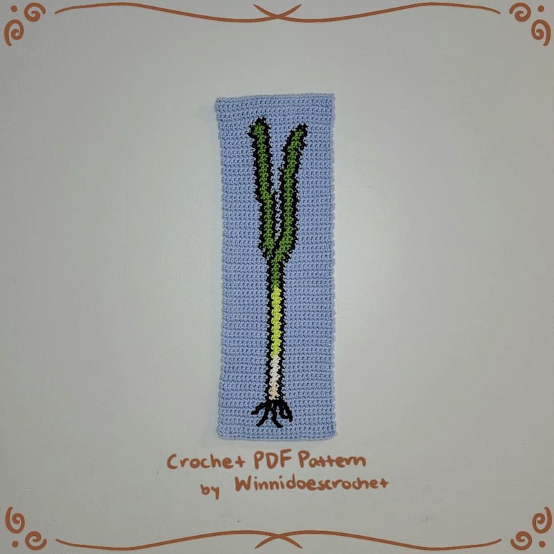 K&ouml;nnte beinhalten: Ein H&auml;kelmuster f&uuml;r einen gr&uuml;nen und wei&szlig;en Lauch, mit dem Text "Crochet + PDF Pattern by WinniDoescrochet" unten.