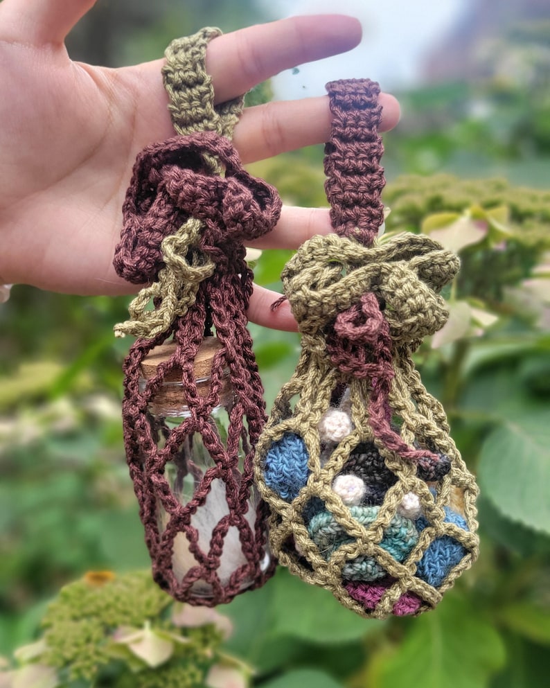 Pu&ograve; includere: Due sacchetti all'uncinetto con coulisse. Un sacchetto &egrave; marrone e verde e contiene una piccola bottiglia di vetro con un tappo di sughero. L'altro sacchetto &egrave; verde, marrone e blu e contiene piccole palline all'uncinetto.
