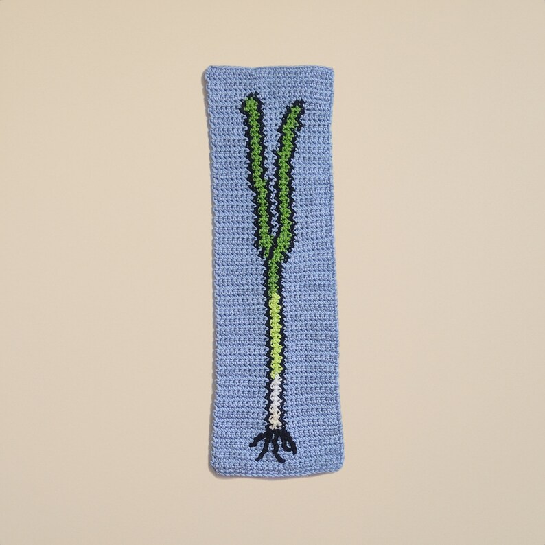 K&ouml;nnte beinhalten: Ein geh&auml;keltes Wandbild mit einem gr&uuml;nen und wei&szlig;en Lauch auf hellblauem Hintergrund.