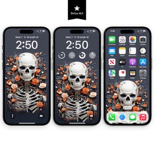 Op de afbeelding: Drie smartphones met een digitale achtergrondafbeelding van een witte menselijke schedel omringd door oranje en grijze bloemen en bladeren. De schermen tonen de tijd, datum, het weer en diverse app-iconen op een donkergrijze achtergrond.